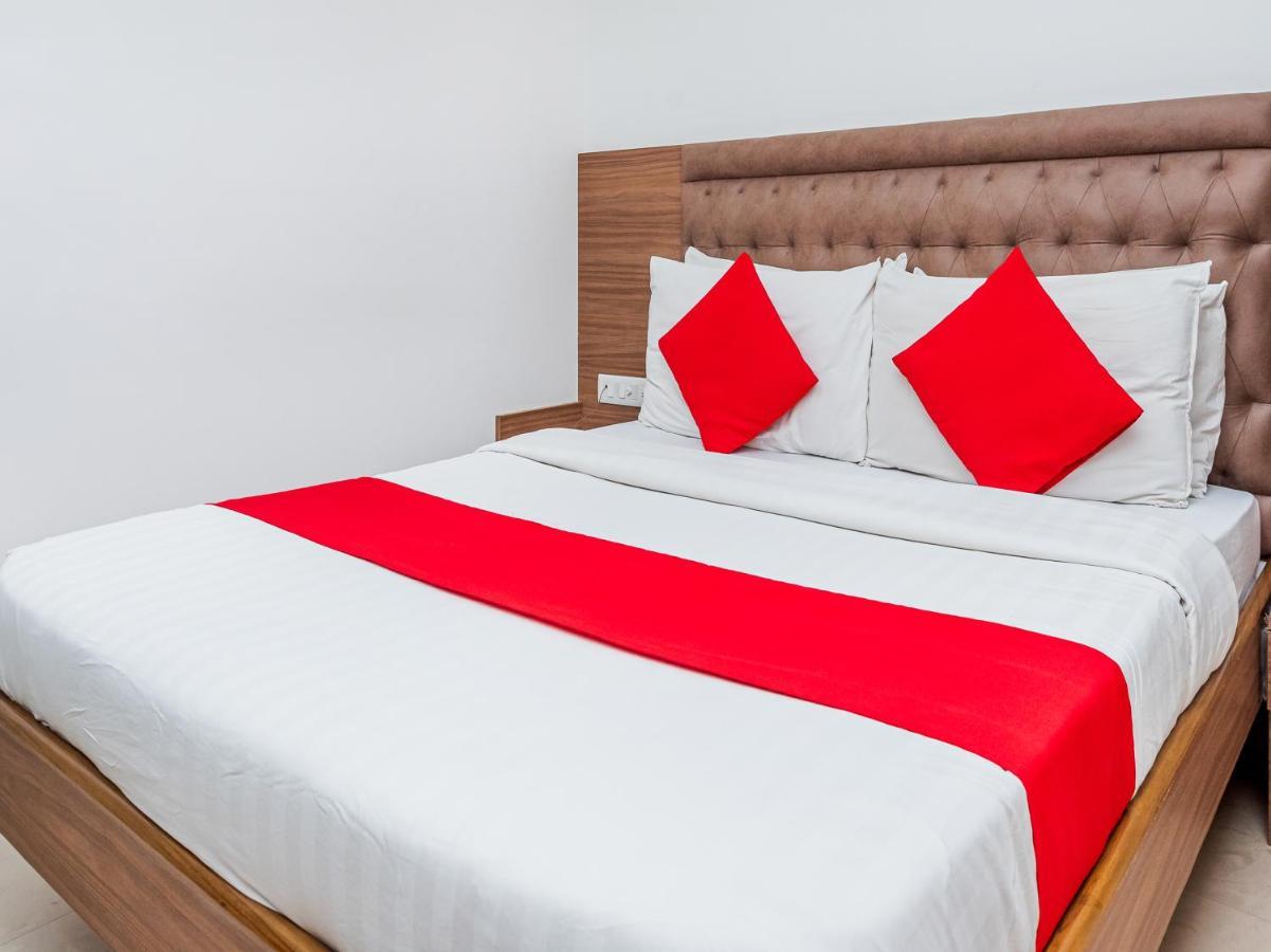 Hotel Balwas สุรัต ภายนอก รูปภาพ