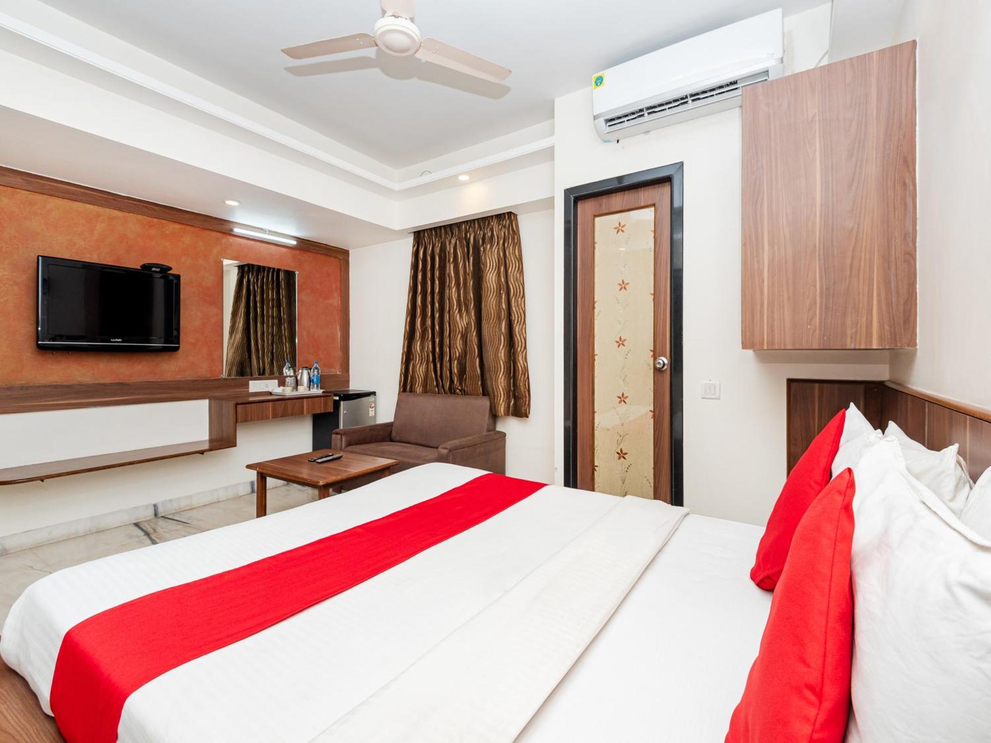 Hotel Balwas สุรัต ภายนอก รูปภาพ