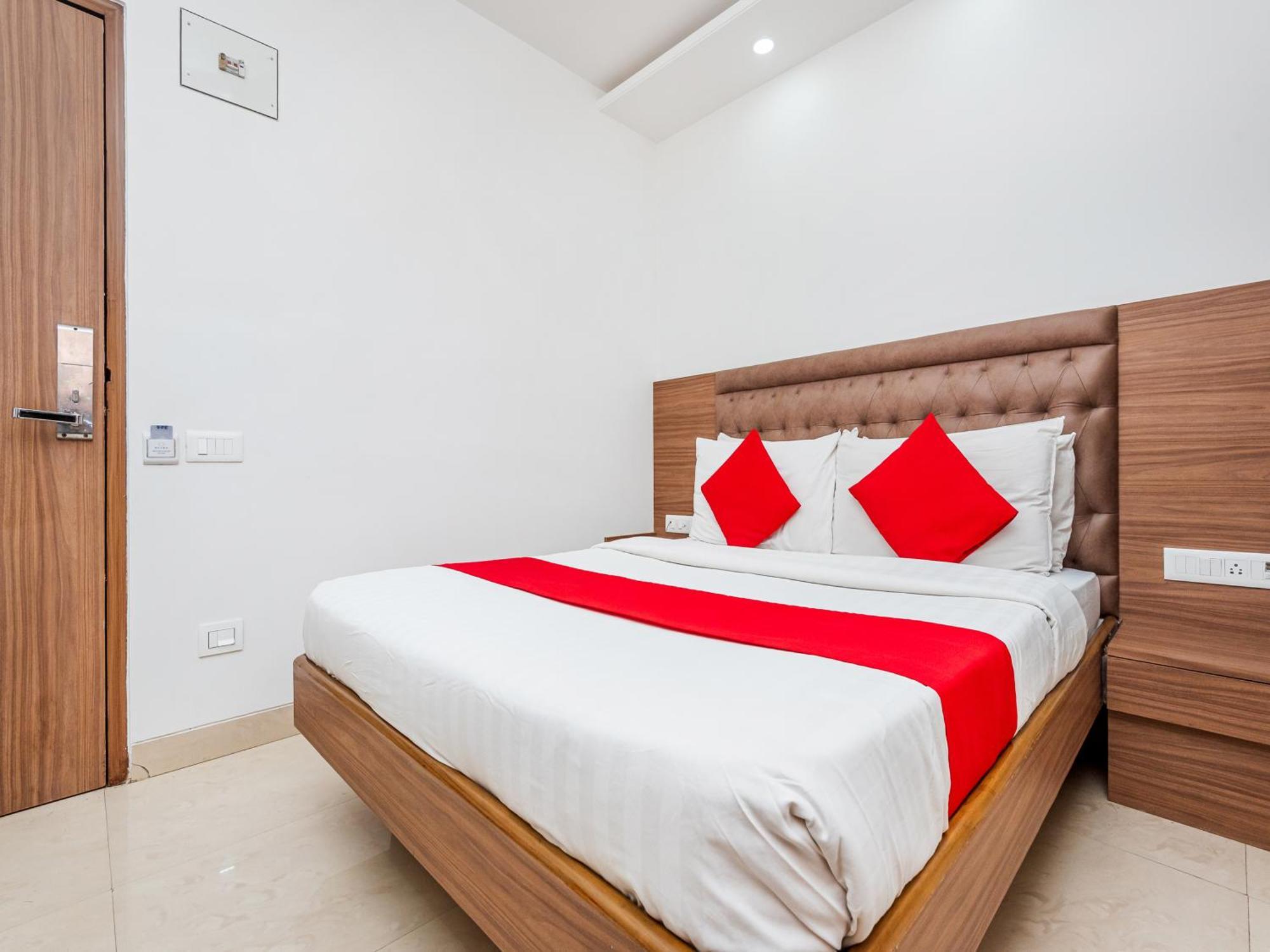 Hotel Balwas สุรัต ภายนอก รูปภาพ