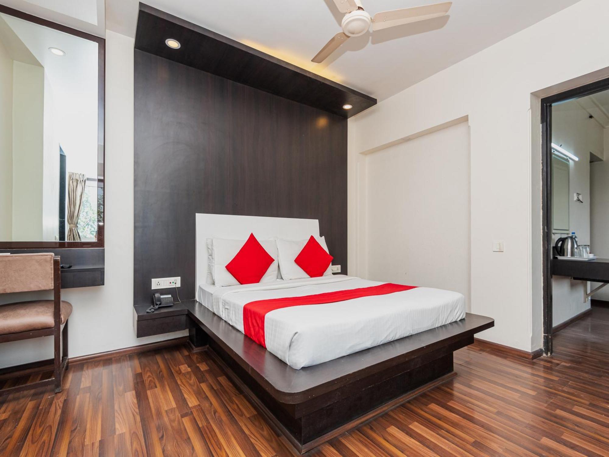 Hotel Balwas สุรัต ภายนอก รูปภาพ